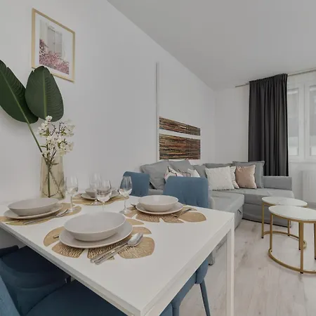 Luxurious With Balcony & Parking Gwiazdzista By Renters Apartmán