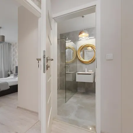 Luxurious With Balcony & Parking Gwiazdzista By Renters Apartmán